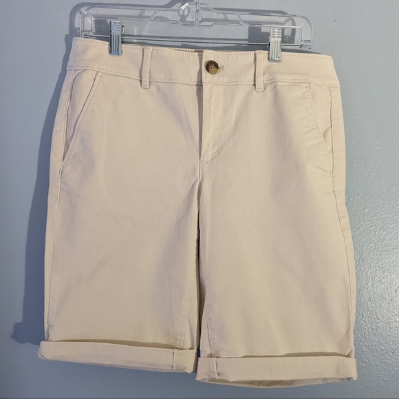 Loft Outlet, Women's 6, Bermuda Short, Cream/Light Tan - Picture 1 of 10